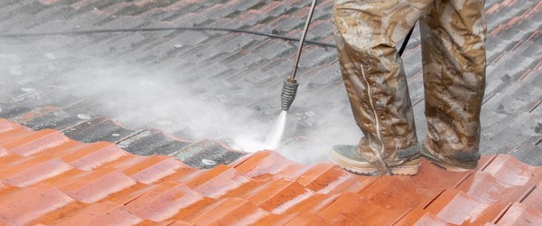 Nettoyage de la toiture : période, fréquence, produits et conseils